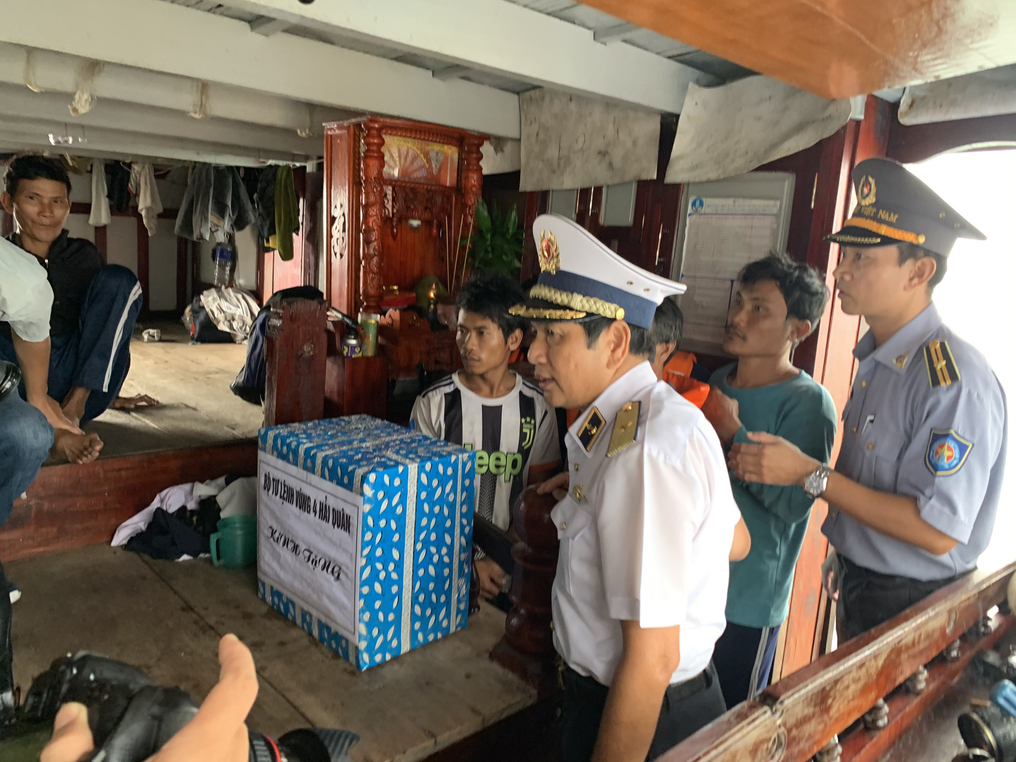 Quân chủng hải quân tặng quà động viên các ngư dân thoát chết sau bão số 9