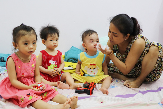 Để chăm sóc cho các con được chu đáo, chị Nga còn thuê thêm 2 bảo mẫu để hỗ trợ chị