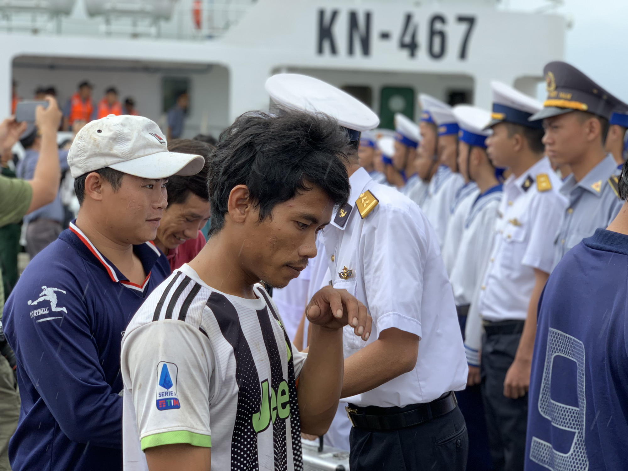 Thuyền trưởng Lê Thanh Toàn cho biết sau chuyến biển, tàu đã mất hết ngư cụ, điều đáng buồn nhất là không cứu được tàu đồng hương gặp nạn dù đã chạy hết tốc lực để cứu.