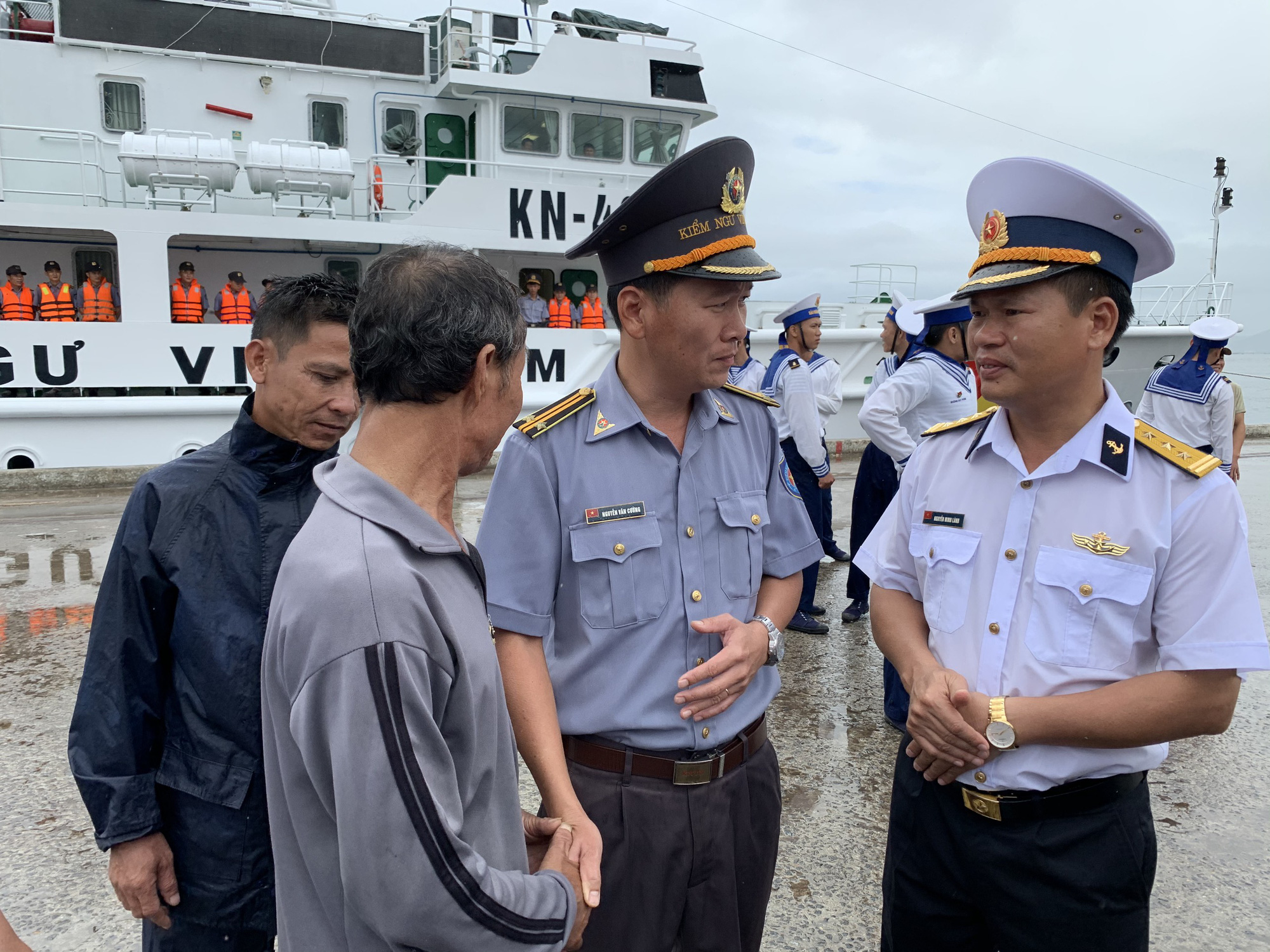 Trung tá Nguyễn Văn Cường, biên đội trưởng biên đội cứu nạn cho biết biên đội tính toán dòng chảy sức gió, cắt góc di chuyển thật nhanh để cứu nạn vì tàu đã hư hỏng nên không kịp thời ứng cứu thì tính mạng tài sản của ngư dân bị đe dọa