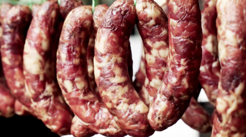 Lạp xưởng, thịt cá muối là những món ăn quen thuộc mà người Trung Quốc luôn tích trữ trong nhà...