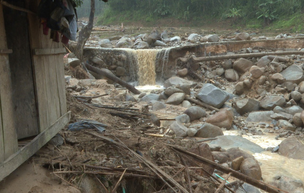 Nhiều căn nhà có nguy cơ bị cuốn trôi (Ảnh: Đ.V.T)