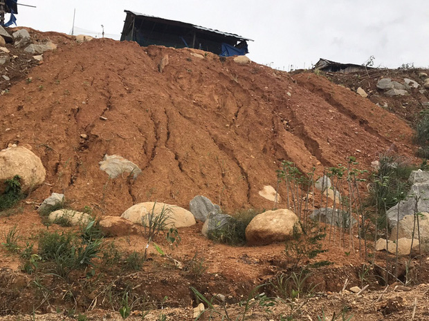 Lũ quét kéo theo sạt lở đe dọa thôn Mang He (Ảnh: Đ.V.T)