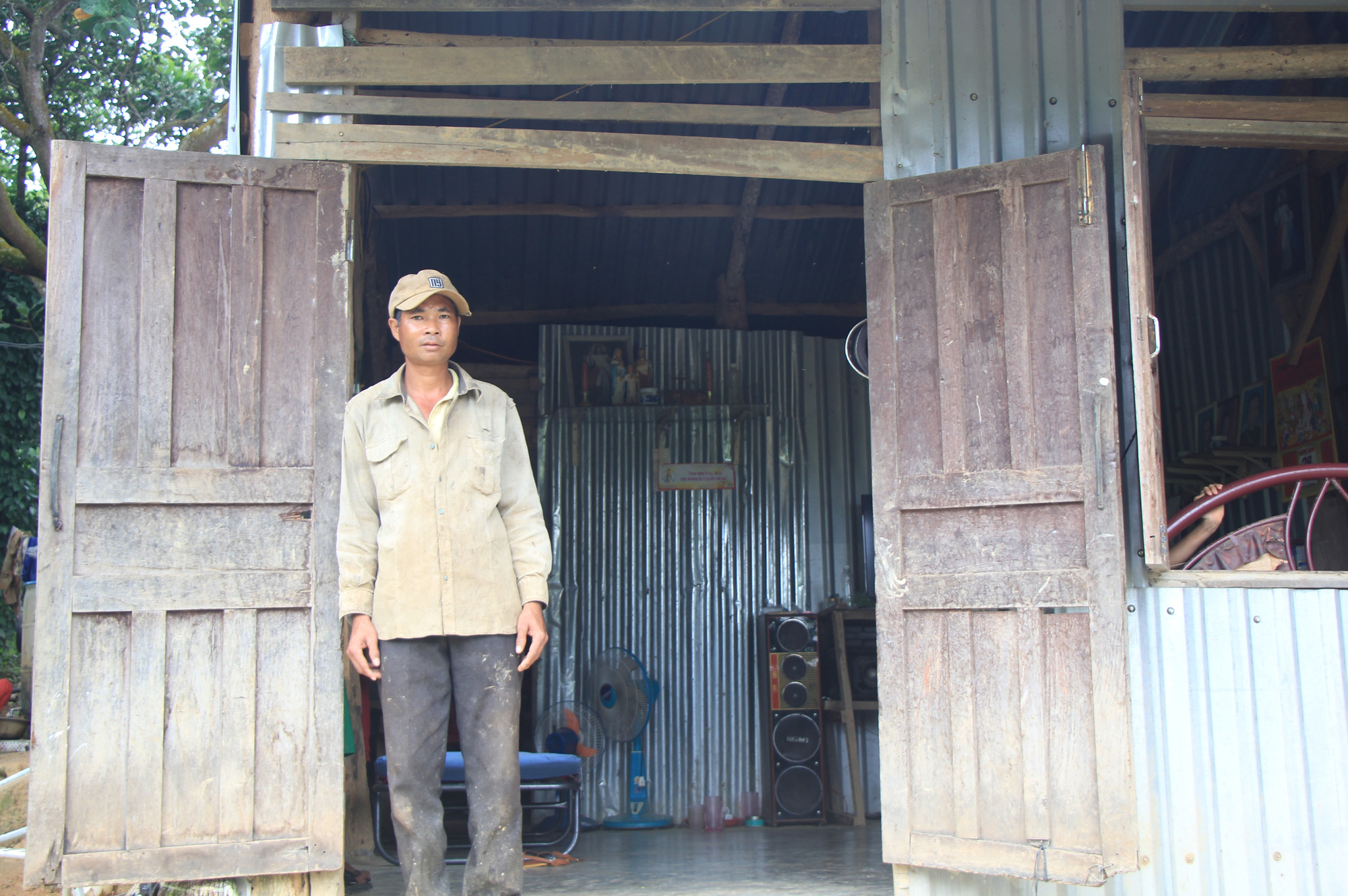 Không chỉ lùm xùm đợt hỗ trợ vào tháng 10-2020, ông Phạm Văn Hòa cho rằng bị giả mạo chữ ký nhận gạo hỗ trợ cứu đói đợt tháng 5-2020