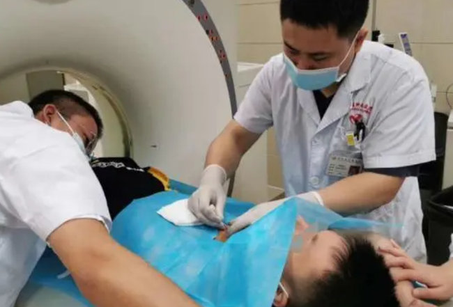 Cậu bé 12 tuổi đang được điều trị.