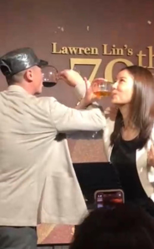 Khoảnh khắc siêu ngọt ngào của hai vợ chồng gây sốt cả Weibo