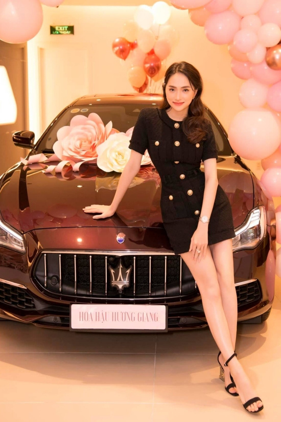 Hương Giang cũng hào hứng đăng loạt ảnh khoe dáng bên chiếc xe hộp sang trọng này