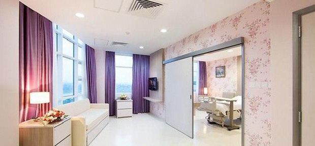 Cụ thể, phòng đơn giá 30 triệu đồng, phòng hạng sang 35 triệu đồng và phòng VIP được chăm sóc 24/24 bởi đội ngũ bác sĩ là 40 triệu đồng. Bé con vừa chào đời đã được chăm bẵm với dịch vụ cao cấp nhất