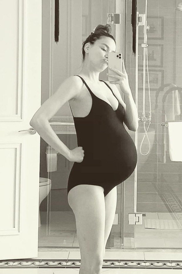 Khoảnh khắc hiếm hoi nữ ca sĩ khoe bụng bầu vượt mặt