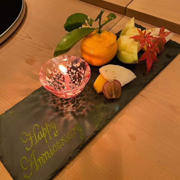 Họ cùng nhau ăn bữa tối lãng mạn tại một nhà hàng Nhật ở TP.HCM