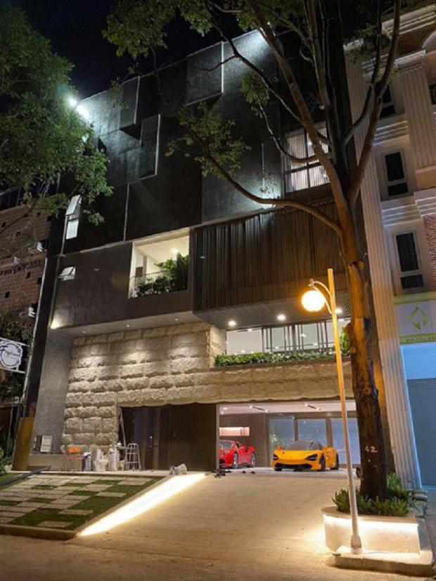 Phía ngoài căn biệt thự rộng lớn của Cường Đô La - Đàm Thu Trang