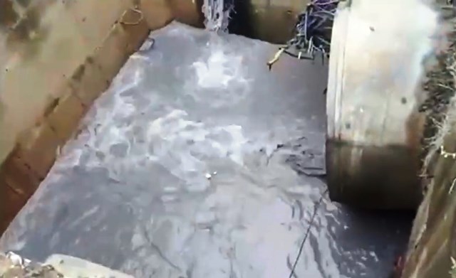 Qua nhiều phân đoạn nhưng nước vẫn đen đặc. Ảnh cắt từ clip trên báo GD&TĐ.