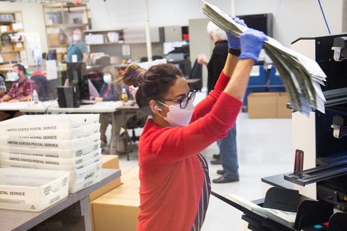 Kiểm phiếu tại văn phòng Cơ quan Bầu cử hạt Maricopa thuộc thành phố Phoenix, Arizona, ngày 5/11. Ảnh: AFP.