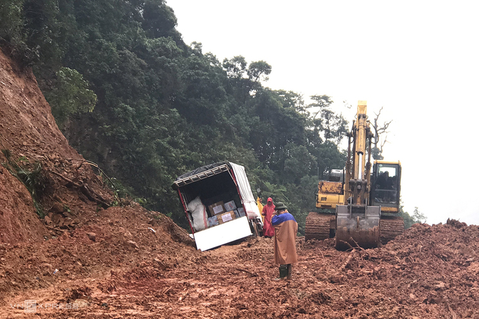 Sạt lở trên đường Hồ Chí Minh nhánh tây, ngày 27/10/2020. Ảnh: Hoàng Táo