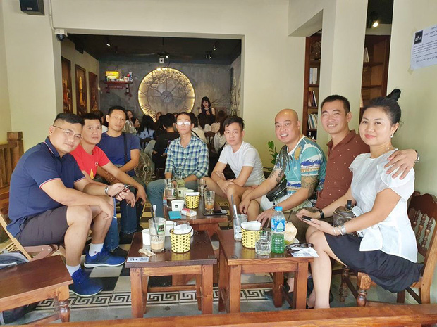 Anh Minh cùng vợ và các thành viên của nhóm trong một buổi thảo luận, chia sẻ kinh nghiệm sau các chuyến đi