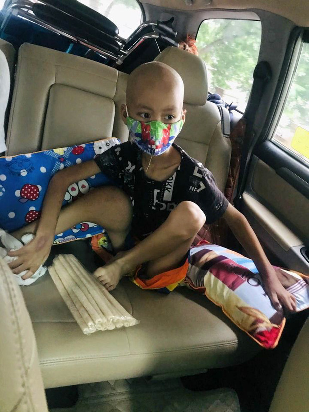 Một cháu bé mắc ung thư, gia đình có hoàn cảnh khó khăn được các thành viên trong nhóm hỗ trợ đưa đón