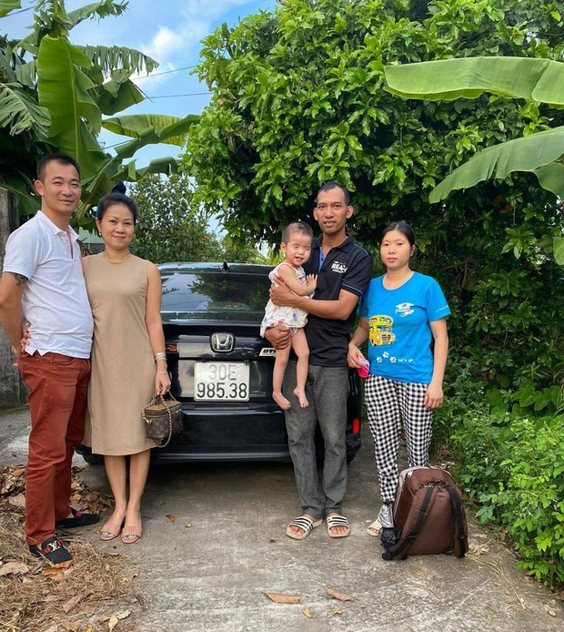 Những ngày đầu, chỉ có 2 vợ chồng anh Minh giúp đỡ đưa đón bệnh nhân