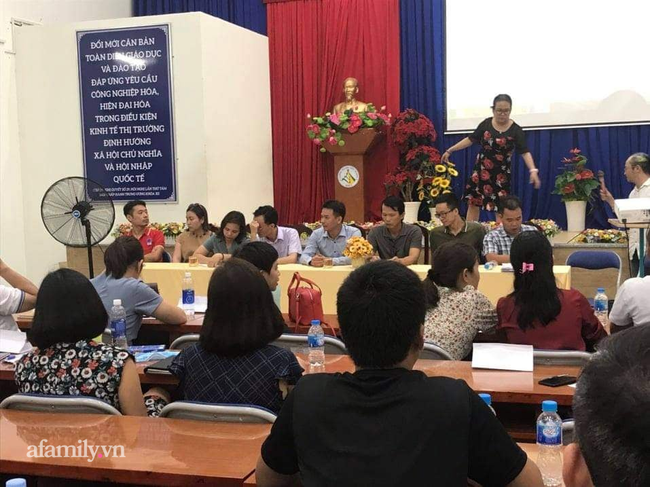 Buổi họp chiều ngày 7/11 diễn ra căng thẳng và liên tục trong suốt 5 giờ đồng hồ nhưng vẫn chưa tìm ra giải pháp cho bữa ăn bán trú.