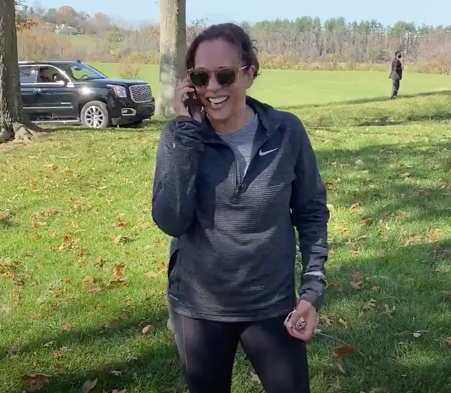 Bà Harris nở nụ cười chiến thắng thông báo tin vui cho ông Joe Biden.