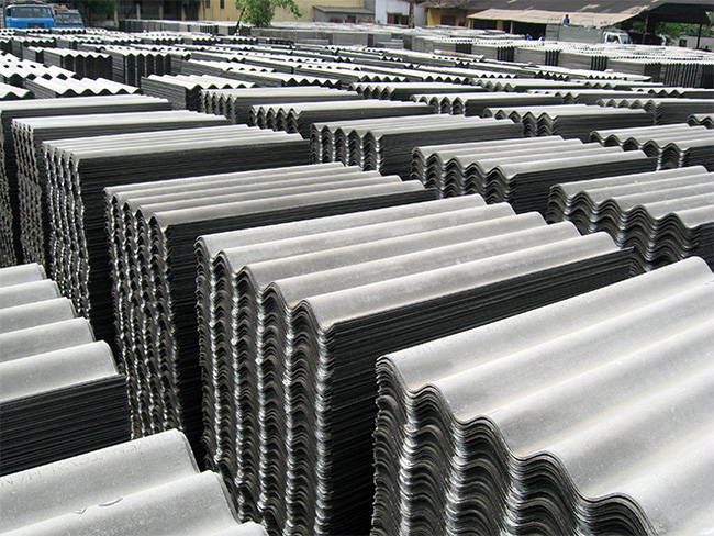 Amiăng đã được sử dụng trong hàng ngàn sản phẩm như tấm lợp nhà, ống dẫn nước, xi-măng, gạch lát sàn nhà...