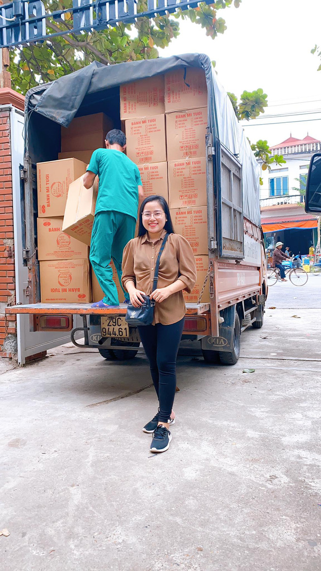 Chị mua gạo, mỳ tôm, áo phao và các nhu yếu phẩm cần thiết cho bà con miền Trung