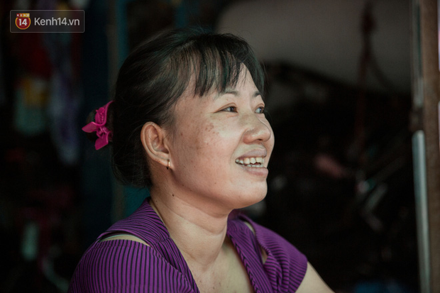 Chị Phương vừa cười, vừa lo vì không biết năm nay công ty sẽ thưởng Tết như thế nào