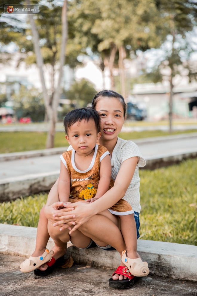 Hai mẹ con chị Tiên cảm thấy may mắn vì vẫn có công việc trong giai đoạn dịch Covid-19 bùng phát