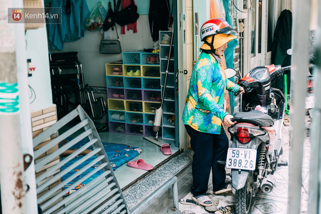 Mỗi ngày cô Thu tranh thủ chạy xe đi làm, buổi trưa xin phép chạy về nhà để chăm sóc cho đứa con trai đầu bị bại não, khuyết tật... Dù cuộc sống công nhân gặp nhiều khó khăn nhưng cô Thu cho biết sẽ cố gắng bám trụ vì đây là nguồn thu nhập duy nhất của gia đình