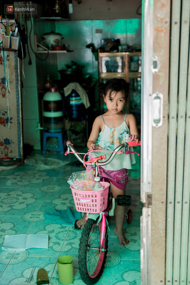 Cho 2 đứa con theo học tại TP.HCM, chi phí mỗi tháng cho từng bé khá đắt đỏ so với thu nhập từ đồng lương công nhân