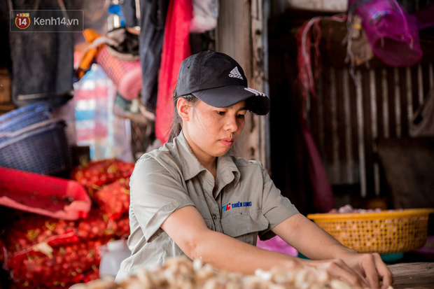 Chị Trương tranh thủ thời gian 