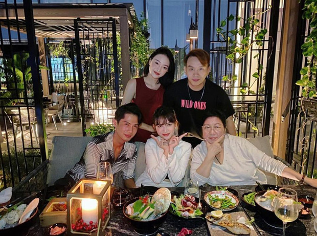 Không lâu sau đó, Huỳnh Phương cũng có mặt trong tiệc sinh nhật mẹ Sĩ Thanh