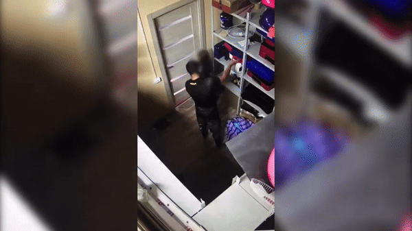 Gã Dmitry Kazakov kéo bé gái vào lòng và hôn như thể tình nhân.