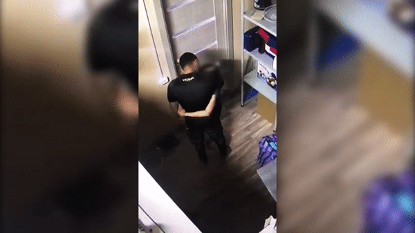 Cô bé không phản kháng mà còn choàng tay ôm gã HLV.