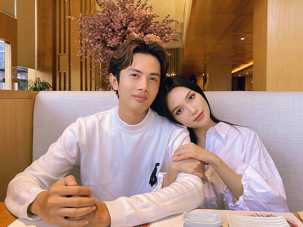 Từ tháng 6-8/2020, cặp đôi vẫn mặn nồng bên nhau. Thời gian này, Sĩ Thanh cùng bạn trai quay Vlog để ghi lại những khoảnh khắc hạnh phúc lúc hẹn hò. Huỳnh Phương cũng yêu chiều bạn gái hết mực khi sẵn sàng hưởng ứng trong những lần Sĩ Thanh pha trò