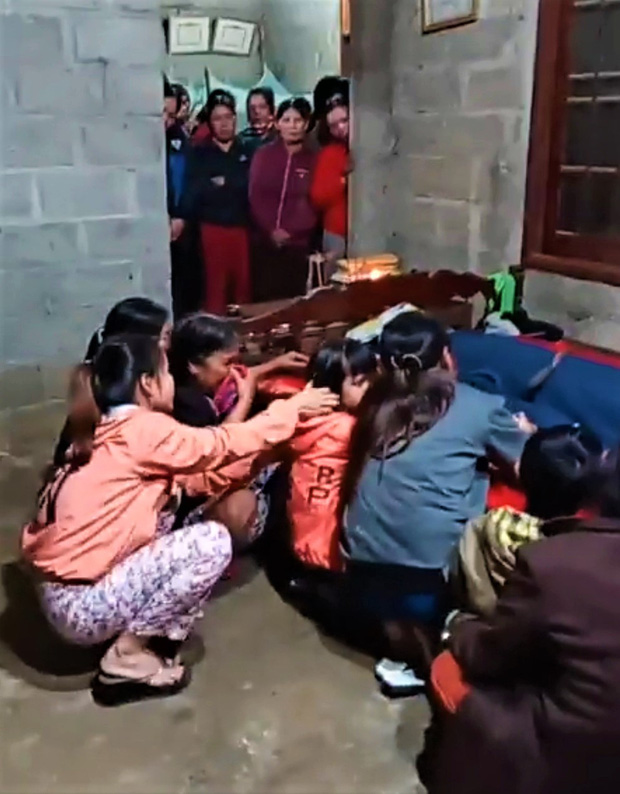 Người thân đau buồn trước cái chết của 2 nạn nhân xấu số