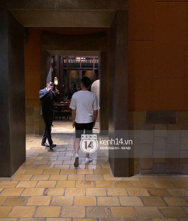 Theo ghi nhận, mặc dù đi hẹn hò nhưng cặp đôi khá kín đáo, luôn đeo khẩu trang và hạn chế xuất hiện chung khung hình để tránh bị chú ý