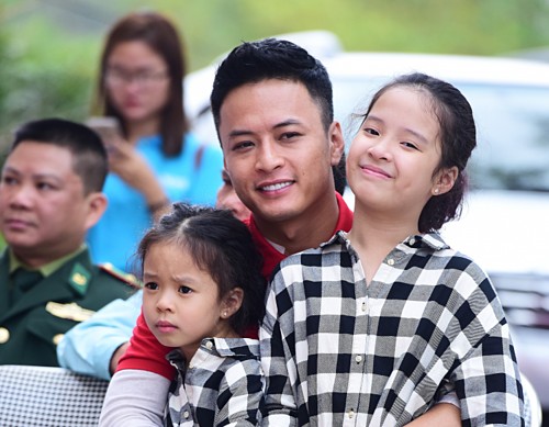 Hồng Đăng thường xuyên đưa các con đi hoạt động thiện nguyện