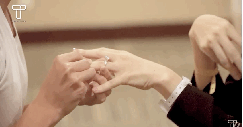 Khoảnh khắc Kim Lý đeo nhẫn cầu hôn cho Hà Hồ