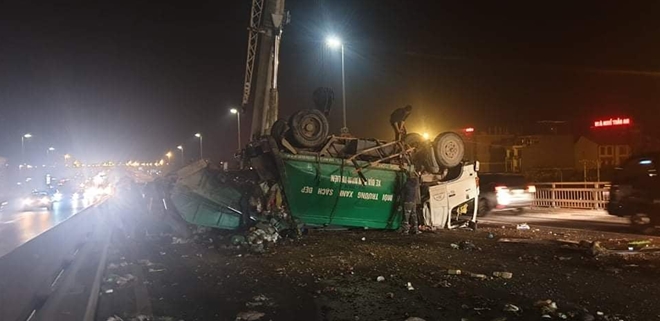 Hiện trường vụ lật xe.