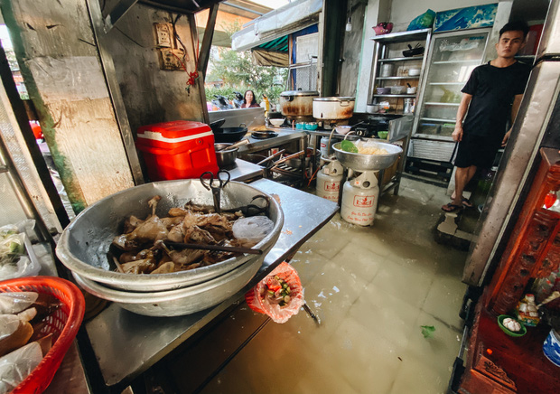 Bên trong nhà dân cũng bị ngập khiến cuộc sống đảo lộn