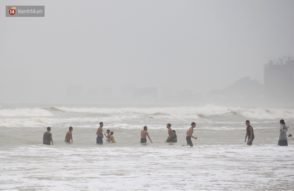 Do người dân tắm biển tự phát và trên bờ không có lực lượng cứu hộ túc trực nên tiềm ẩn rất nhiều nguy hiểm