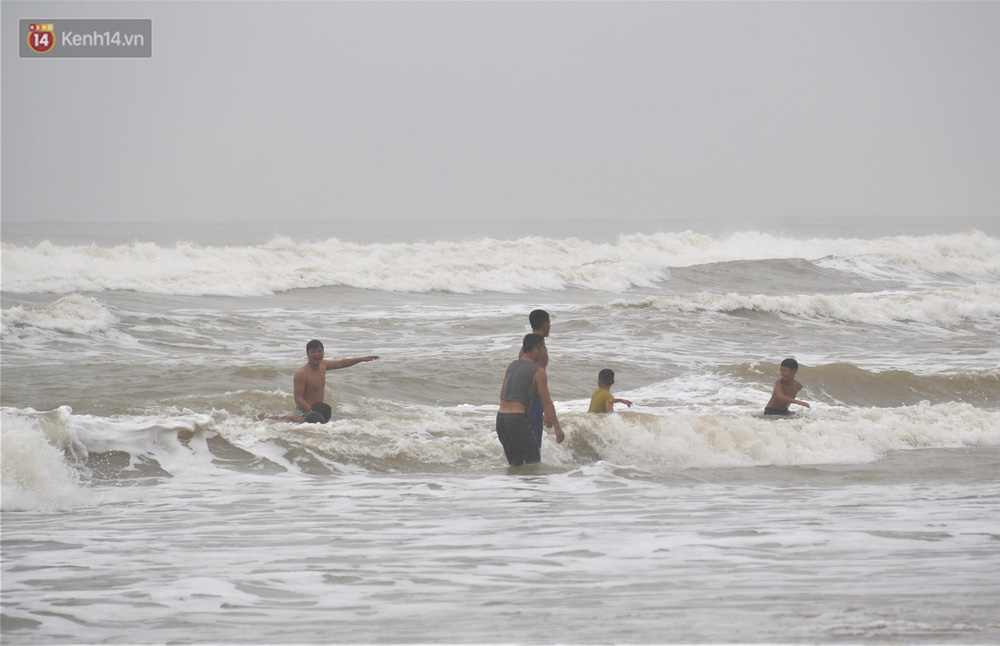 Do cột sóng cao, đẩy vào liên tục, nhiều người tắm biển không chịu được áp lực nước cường độ cao nên phải bỏ chạy lên bờ