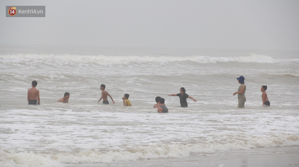 Đáng nói, trong số những người tắm biển sau bão còn có cả trẻ nhỏ