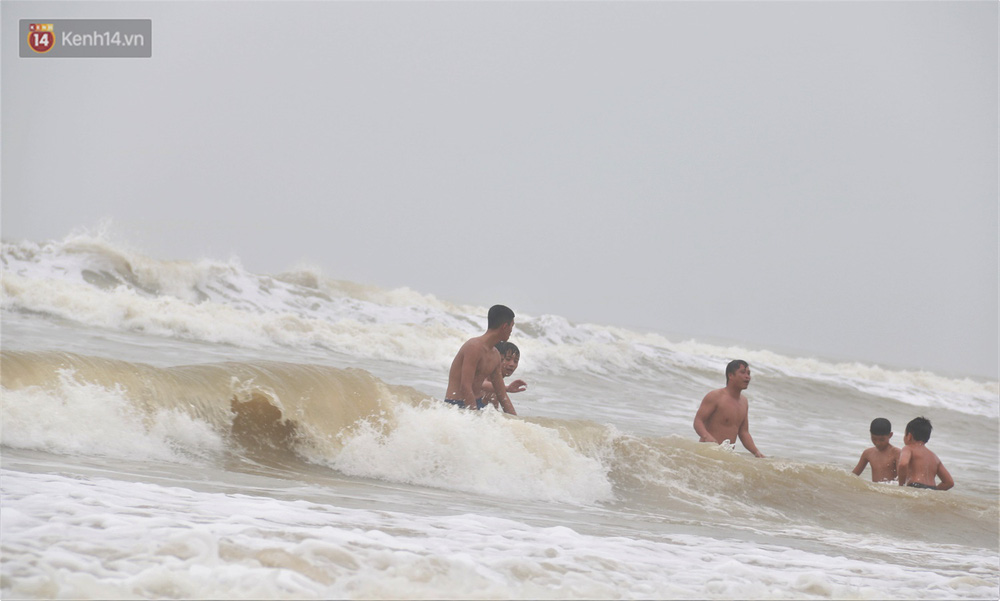 Thế nhưng, bất chấp nguy hiểm, nhiều người dân và du khách vẫn liều lĩnh lao xuống tắm biển