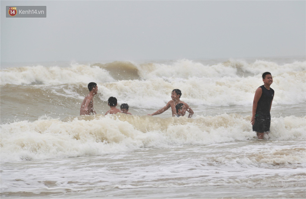 Tất cả kéo nhau ra biển để tắm và nô đùa với sóng dữ