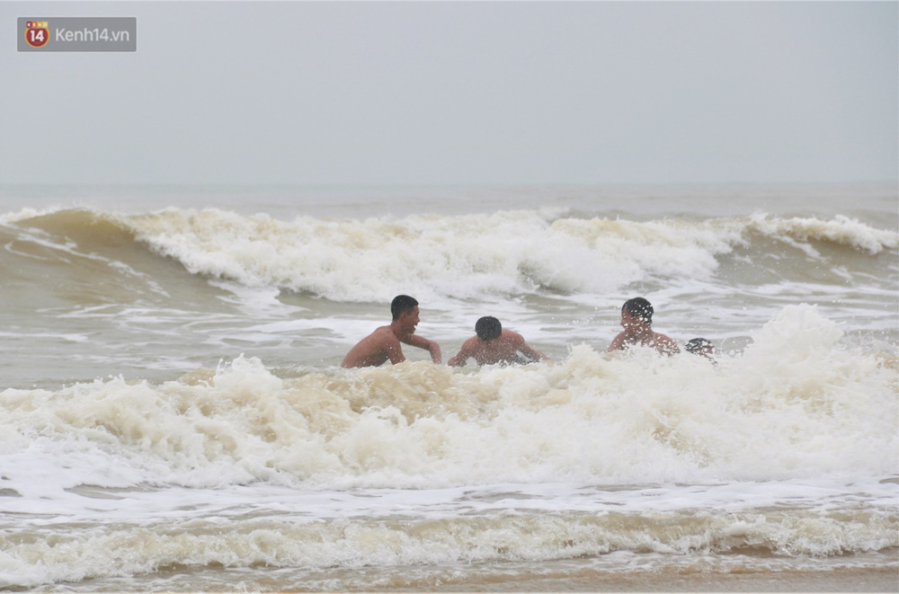 4 thanh niên thoải mái vùng vẫy, tắm biển