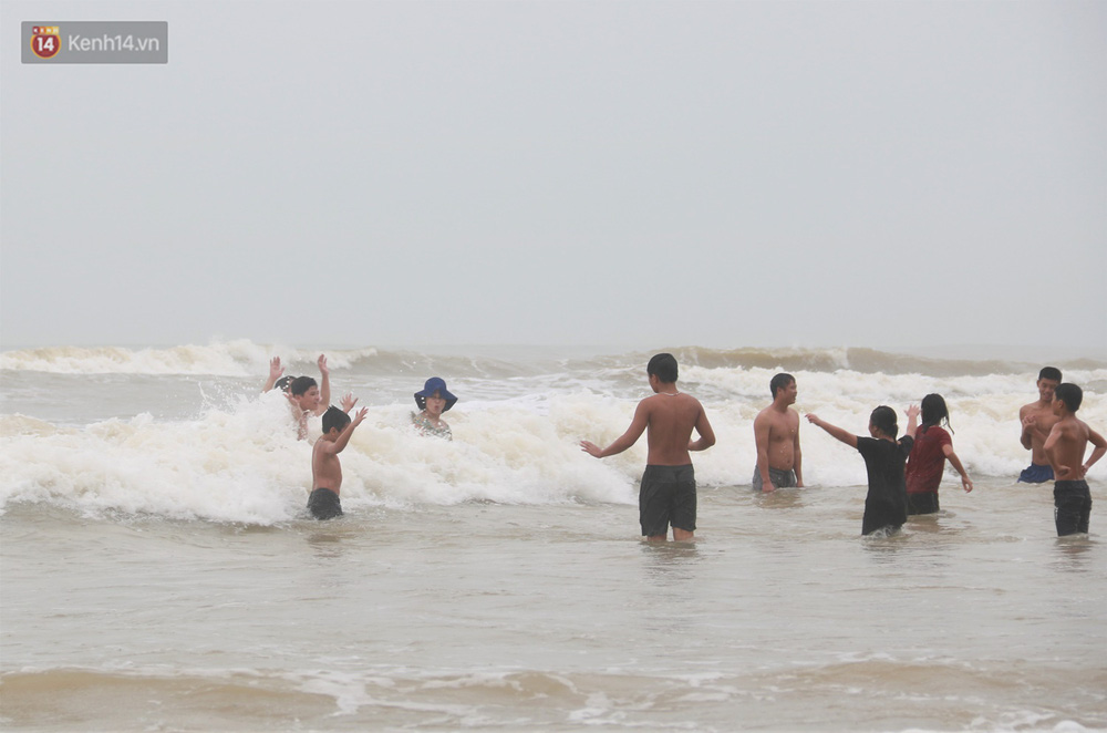 Theo ghi nhận của PV, do ảnh hưởng của hoàn lưu sau bão, nên ngày 15/11 biển Đà Nẵng vẫn còn động dữ dội và tạo nên những cột sóng cao hơn 3m liên tục dội vào bờ