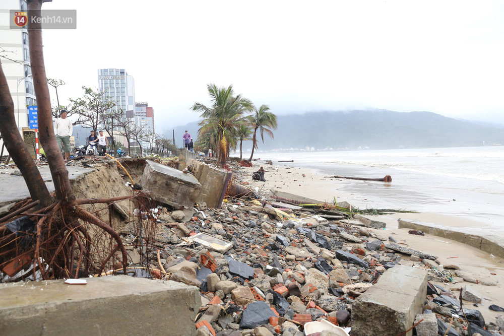 Bão số 13 (Vamco) đi vào vùng biển Đà Nẵng khuya ngày 14/11 với sức gió giật cấp 15 đã khiến cho nhiều bãi biển được mệnh danh 