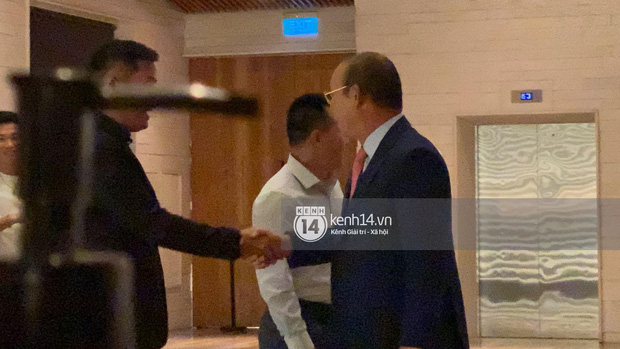 Ông diện vest trang trọng