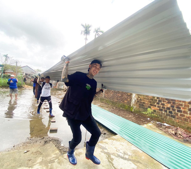 Sau đêm Chung kết Rap Việt, Wowy và Dế Choắt đã lên đường đến miền Trung vào chiều hôm qua (15/11) để giúp đỡ bà con